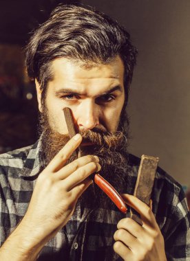 ustura adamla sakallı Kuaför