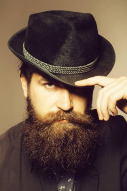 retro siyah şapkalı sakallı beyefendi