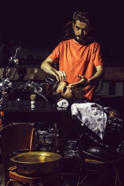 Kuaför adama sakal tıraş