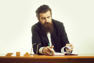 sakallı adam öğretmen masasında