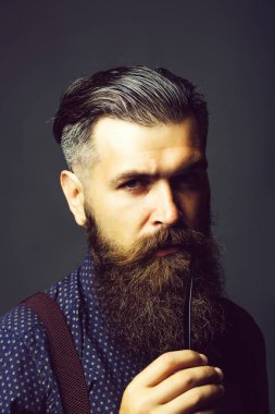 Yakışıklı sakallı adam.