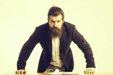 sakallı adam öğretmen masasında