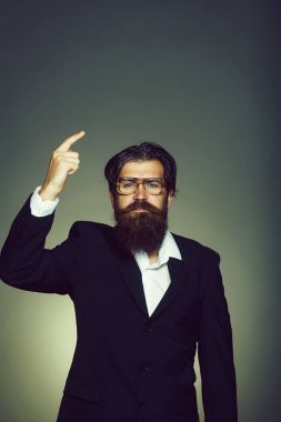 Yakışıklı adam noktaları işaret parmağı yukarı doğru