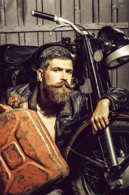 Sakallı adam hipster motorcu