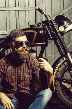 Sakallı adam hipster motorcu