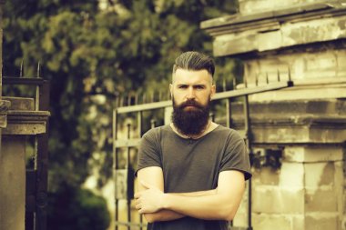 Mavi gökyüzü üzerinde sakallı adam