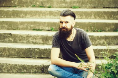 Mavi gökyüzü üzerinde sakallı adam