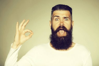 Sakallı adam okey hareketi ile