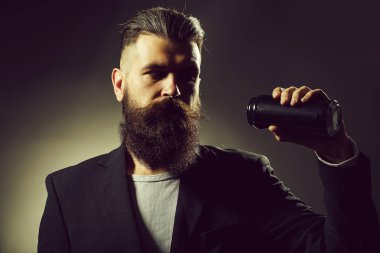 Bira kutusuyla sakallı adam.