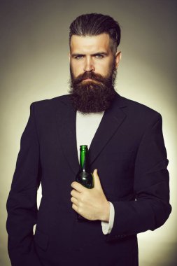 Sakallı adam bira şişesi ile