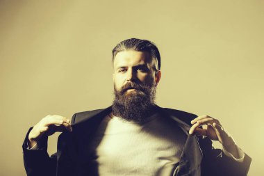 Ceketli sakallı yakışıklı adamı