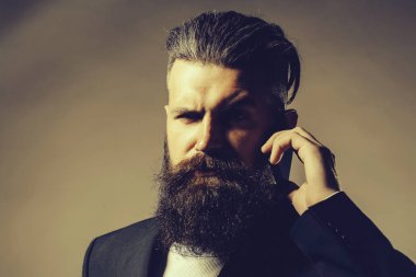 Ceketli sakallı yakışıklı adamı