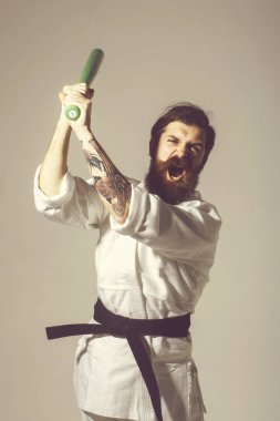 kimono yeşil beysbol sopası ile erkekte karate bağırarak sakallı