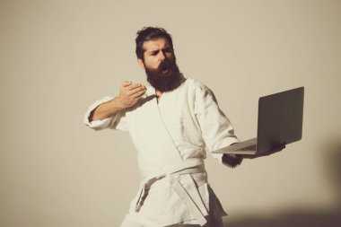 kimono dizüstü bilgisayar ile ciddi karate adam sakallı