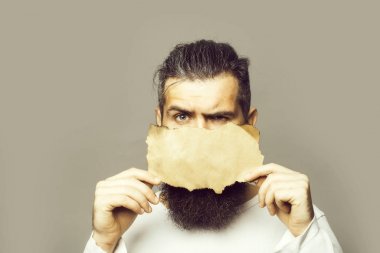 kağıt ile ciddi adam