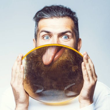 Büyüteç ile sakallı adam