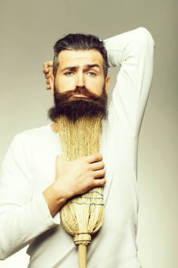 Sakallı adam süpürge ile