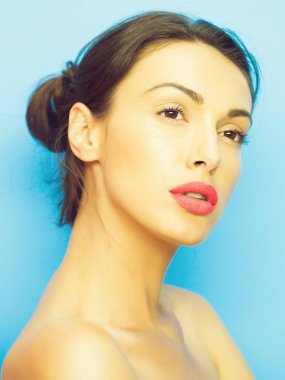 mavi zemin üzerine güzel bir kız