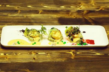 Yeşil püresi üzerinde kurutulmuş tarak