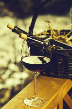 Şarap kadehi ve sepet şişelerde
