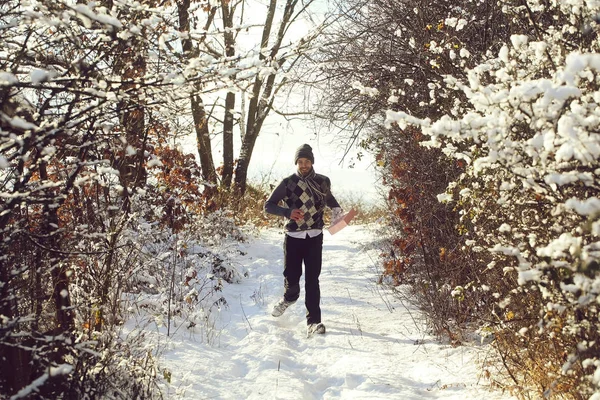 Hombre feliz con presente en invierno — Foto de Stock