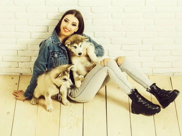 husky köpek ile çok seksi kız