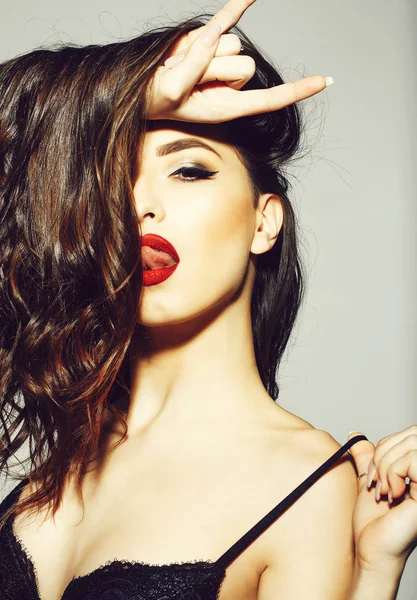 Sexig kvinna med röda läppar, lång brunett hår — Stockfoto