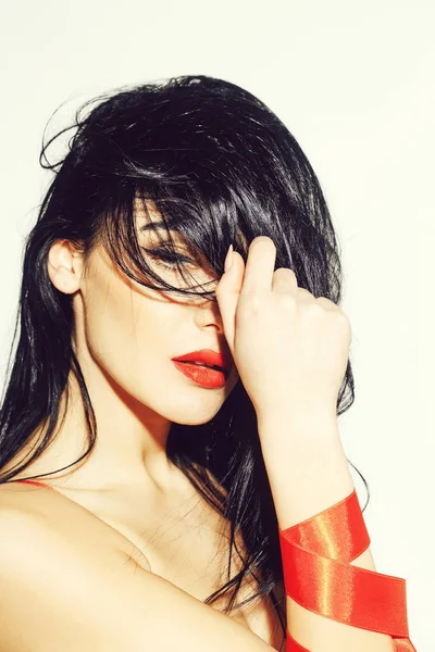 Kırmızı dudaklar, şerit uzun saçlı seksi kadınla