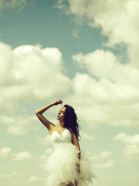 Dívka hezká svatba na modré obloze — Stock fotografie