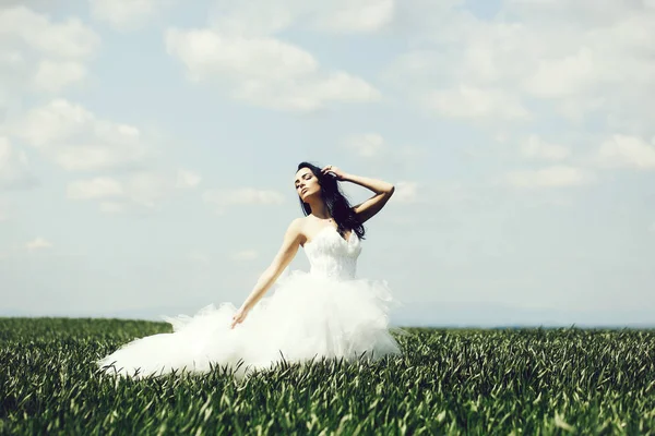 Menina bonita casamento na grama verde e céu — Fotografia de Stock
