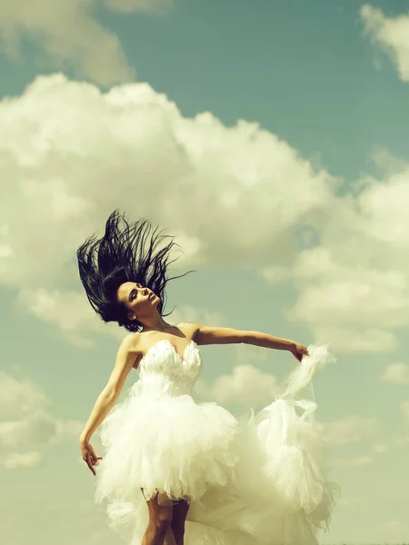 Bonita chica de la boda en el cielo azul —  Fotos de Stock