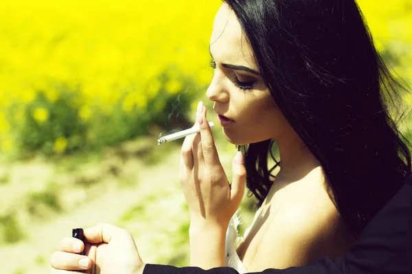 美しい女性の喫煙タバコ — ストック写真