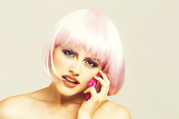 Joven bonita chica en rosa peluca — Foto de Stock