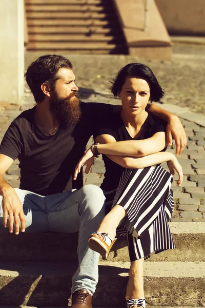 Güzel çift merdivenlerde otur