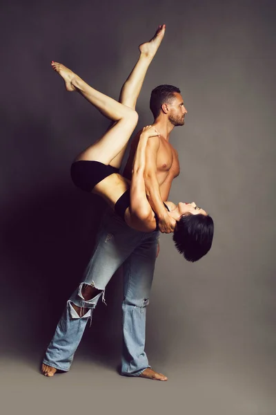 性感的年轻夫妇，在工作室中跳舞 — 图库照片