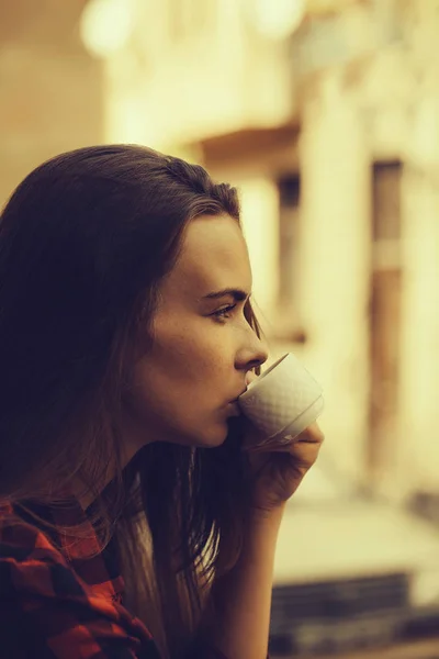Гарненька дівчина п'є каву — стокове фото