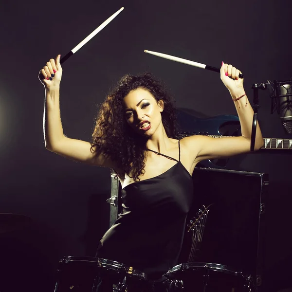 Vrouw drummen — Stockfoto
