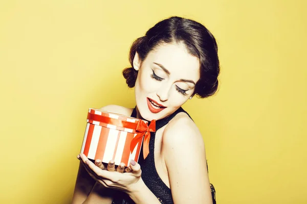 Retro woman with present box — Stock Photo, Image