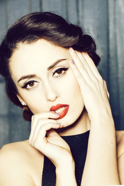 Güzel, şehvetli kadın.