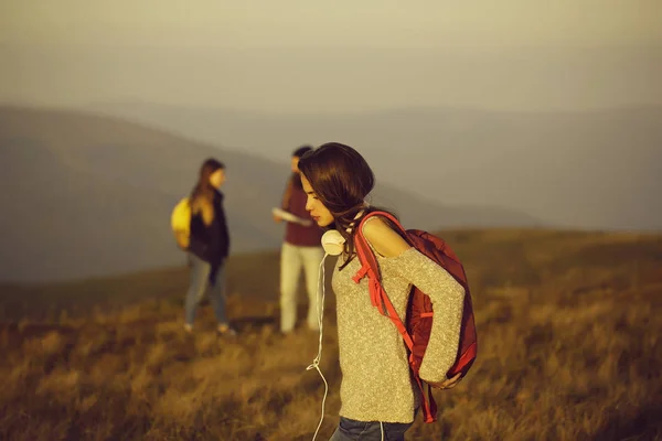 Chica bonita con mochila roja — Foto de Stock