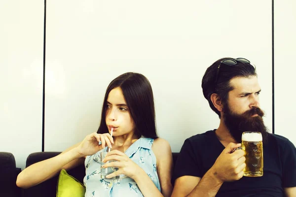 Jeune couple boire un verre — Photo
