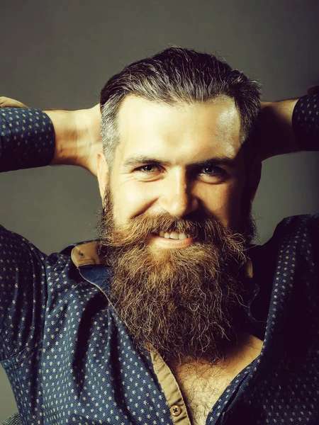 Бородатый красивый улыбающийся мужчина — стоковое фото