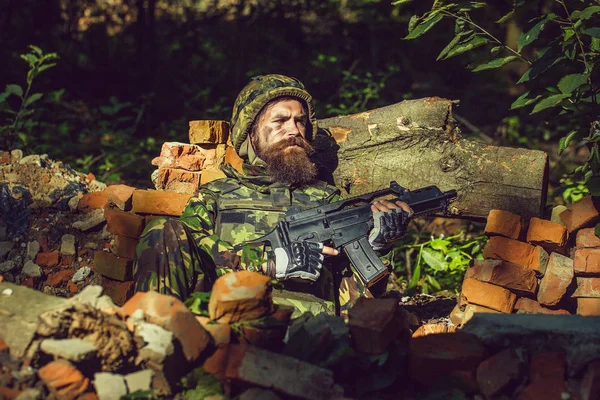 silahı olan genç asker