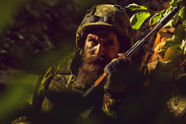 silahı olan genç asker