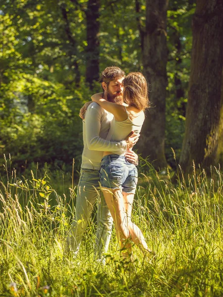 Ormandaki genç çift