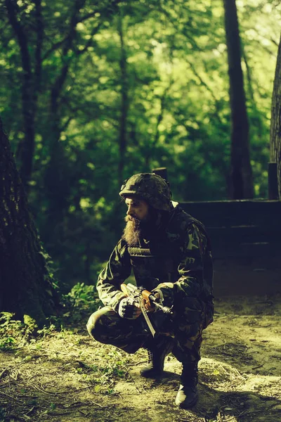 tüfeği olan genç asker