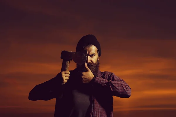 Lumberjack hipster no crepúsculo — Fotografia de Stock