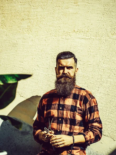 Hipster barbudo con tijeras de barbero — Foto de Stock