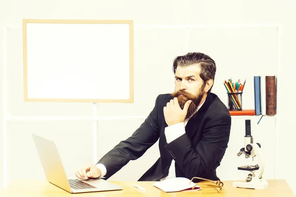 Hombre escribiendo en el ordenador portátil —  Fotos de Stock