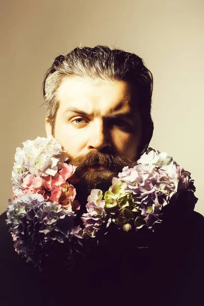 Hombre barbudo con flores de hortensias — Foto de Stock